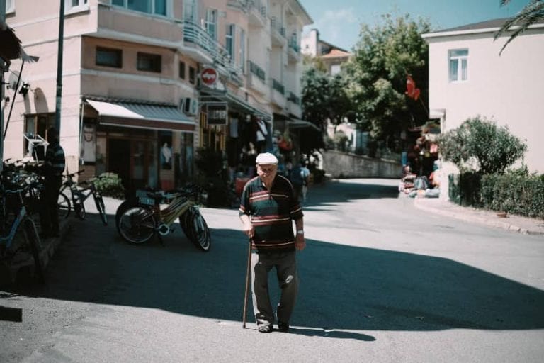 Caminar la mejor solución para las personas mayores